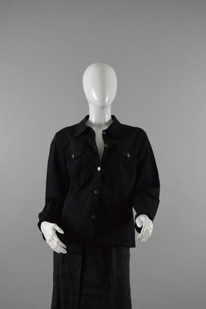null ANTONELLE

Lot of two black jackets, one quilted, the other in denim. 
Slight...