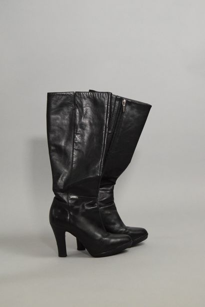 null GEOX 

Pair of black leather boots, zipped on the inner side. 
Very slight wear....