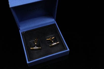 null LANVIN 

Nice pair of oblique cufflinks in their box. 
Gold and silver plated...