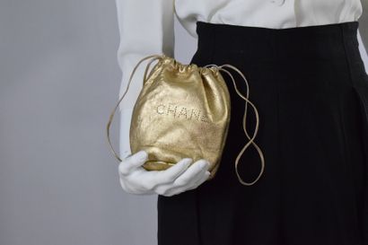 null CHANEL 

Small golden leather pouch with tightenable straps decorated with tassels....