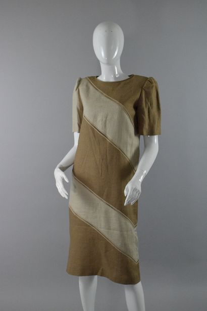 null ANONYMOUS 

Short-sleeved dress with alternating beige and coffee stripes separated...