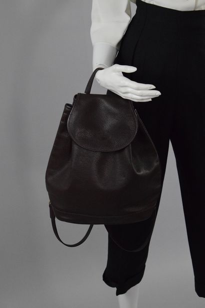 null LONGCHAMP

Brown grained leather backpack, sliding tightening link and snap...