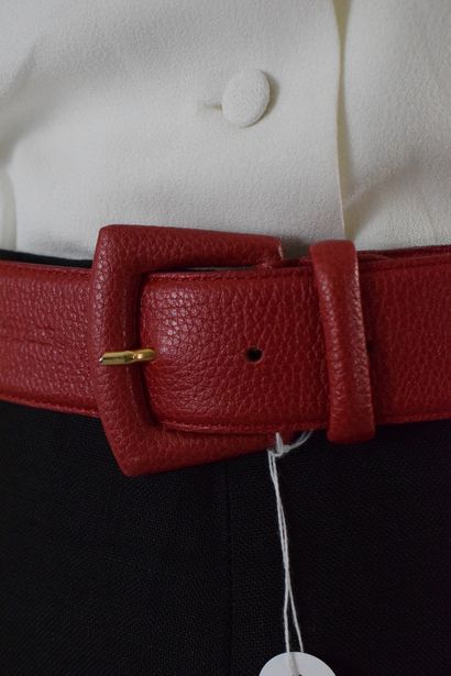 null LONGCHAMP

Large red grained calfskin belt with matching covered buckle and...