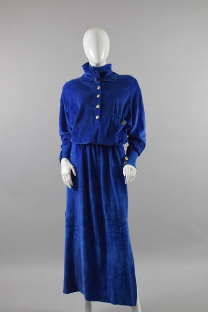 null DANIÈLE DE BLANZY
Rare dress in electric blue velvet with golden buttons.
Skirt...