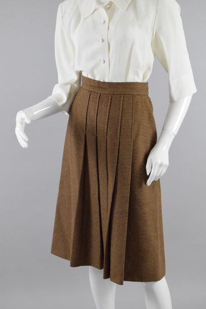 null LANVIN PARIS 
Circa 1970

Long semi-pleated skirt in wool with checks. 
Zip...