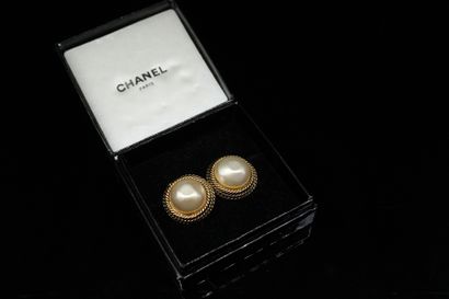 null CHANEL

Pair of ear clips in gold metal and resin imitating a pearl.
Gallon...