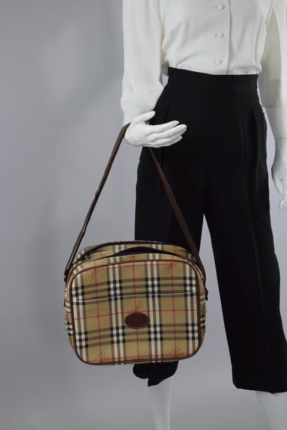 null BURBERRYS
Circa 1990

Shoulder bag or 24 hour bag with a typical BURBERRYS tartan...