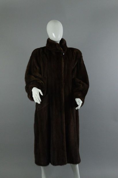 null GUY LAROCHE

Long mink coat, button closure at the collar.
Two pockets, brown...