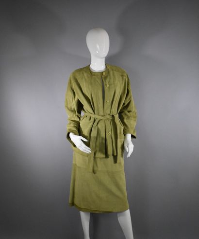 null LOEWE

Ensemble composé d'une veste et d'une jupe en peau suédé vert tendre...