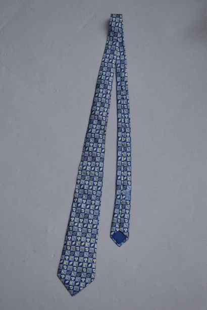 null HERMES PARIS

Silk tie in light blue and navy checkerboard with twig, holly...