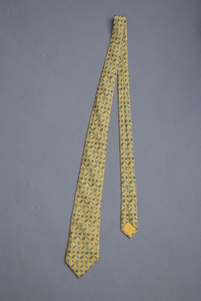 null HERMES PARIS

Cravate en soie jaune à décor de divers types de feuilles vertes.
Longueur...