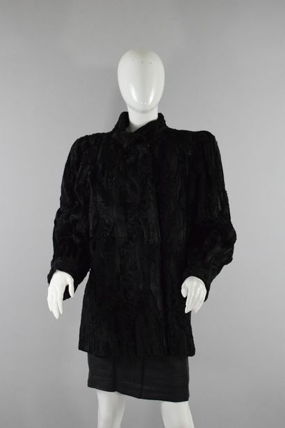 null CLAUDE ALEXANDRE

Oversized coat in black astrakhan with straight collar, buttoning...