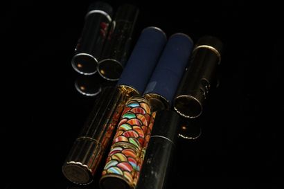 null GUERLAIN, VARIOUS

A mosaic and gold lipstick, seven various tubes. 
Slight...