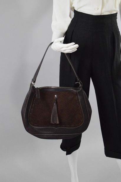 null LONGCHAMP

Cowboy-inspired hand or shoulder bag in grained leather and chocolate...