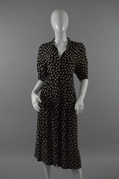 null DANIEL D. 
Circa fin 1970

Robe noire à motifs géométriques beiges, boutonnages...