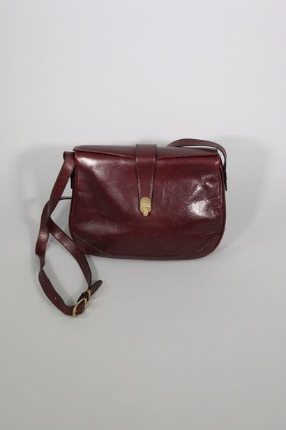 null ETIENNE AIGNER

Shoulder bag or shoulder strap in burgundy box leather, flap...
