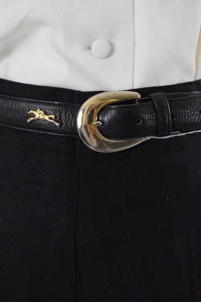 null LONGCHAMP

Ebony grained leather belt decorated with a gilded metal initials...