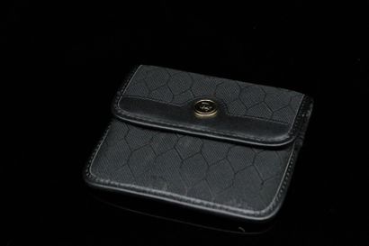 null CHRISTIAN DIOR

Small coin purse in black bee cloth typical of the House, signed...