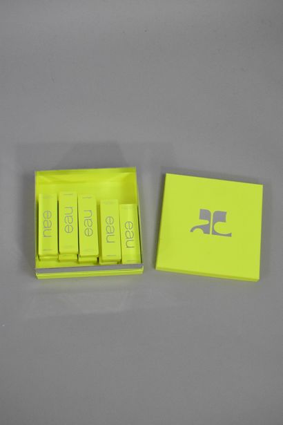 null COURREGES 

Boite jaune fluo en carton logotypé contenant dix parfums "Eau"...