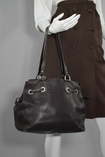 null LONGCHAMP

Hand or shoulder bag in chocolate grained leather. 
Wear, rubbing,...