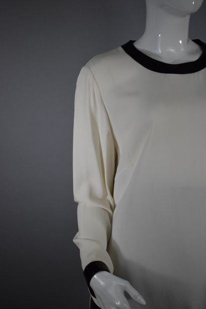 null RALPH LAUREN 

Fluid top with long sleeves in ecru and black. 
Round collar...