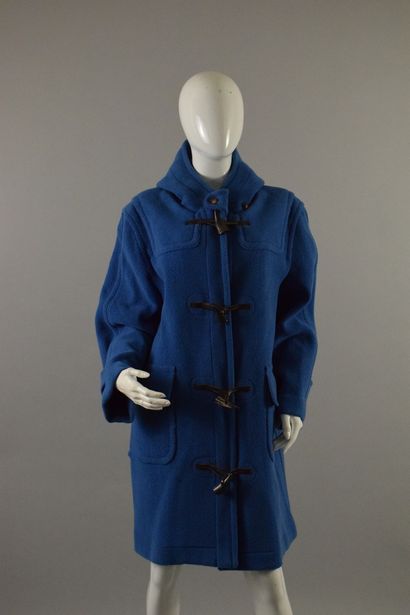 null OLD ENGLAND

Bright blue duffle coat with horn buttons. 
Worn.
As is. 

Size...