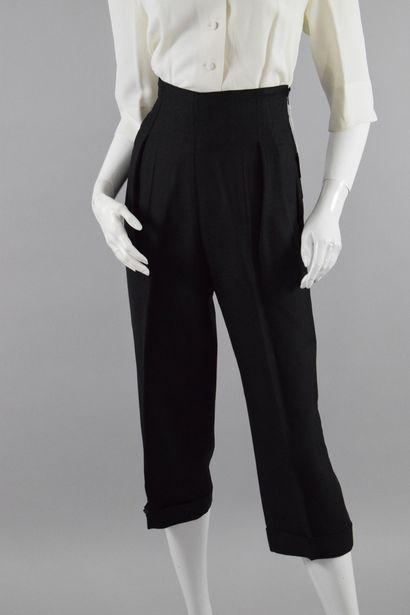 null EMMANUELLE KHANH

Black flowing corsair-style pants. 
Side zip. 

Size: 36/38...