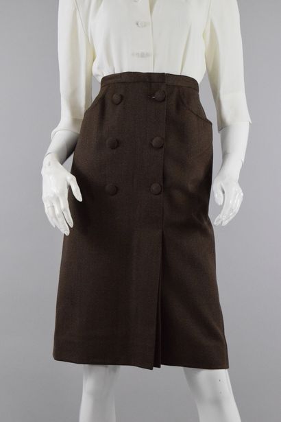 null ANONYMOUS 

Brown skirt with front closure by important covered cross buttons....