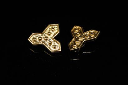 null YVES SAINT LAURENT

Pair of gilded metal earrings forming a nailed "Y" typical...