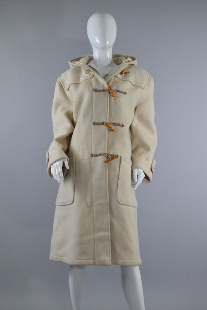 null GLOVERALL 

Beige duffle coat with wooden button and rope. 

Size : L appro...