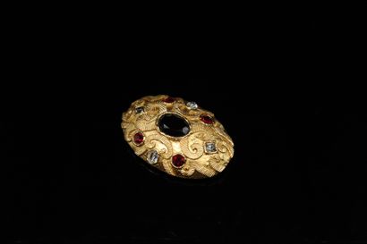 null BALENCIAGA 

Brooch in gilded metal set with imitation stones. 

Height : 7...