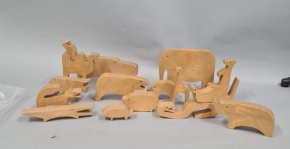null MARI Enzo, 1932-2020,
Animaux,
lot de 16 jouets de bois figurant des animaux...