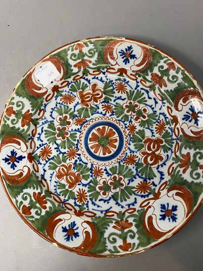 null Two round earthenware dishes :
- hollow dish decorated with stylized flowers....