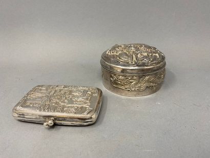 Silver lot 
Circular box with dragon motifs...