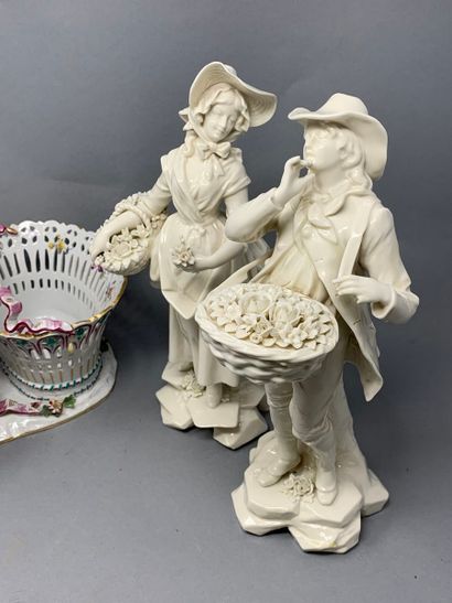 LOT : 
Double basket in Meissen porcelain,...