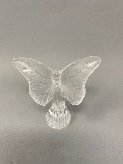 null LALIQUE FRANCE, glass butterfly 
Signed under the base 
8 x 9 cm
Chipped wing...