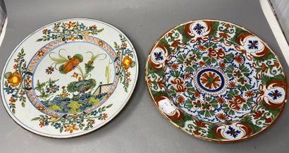 null Two round earthenware dishes :
- hollow dish decorated with stylized flowers....