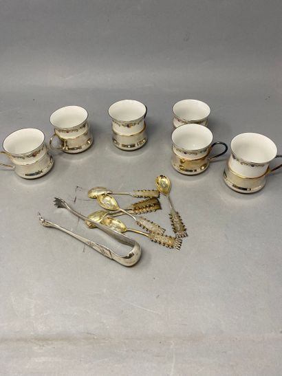Lot including:
- 6 porcelain cups decorated...