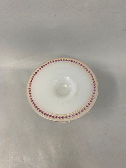 Small dish on pedestal in opaline 19th century
decorated...