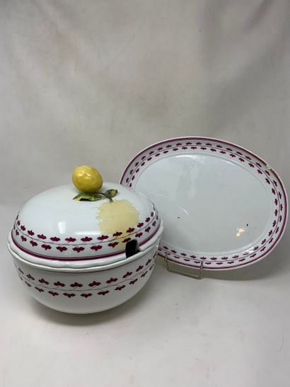 MEISSEN
Soup tureen and its oval display...