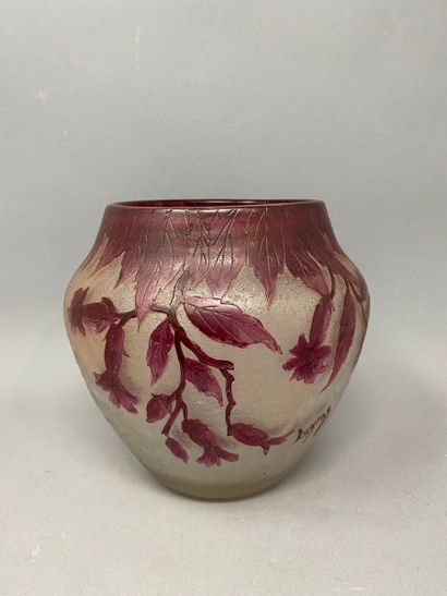 null LEGRAS
Vase en verre givré à décor de Mégélia émaillé pourpre
H : 17 x 17 cm...