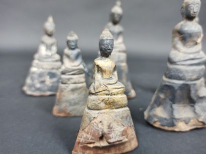 Suite de 9 bouddhas en terre cuite appliquée de feuilles d'argent et argent doré...