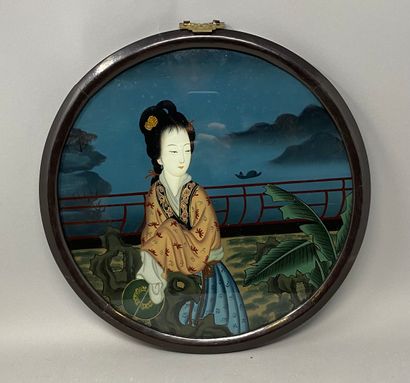 Japon, fixé sous verre en tondo, femme devant un paysage lacustre Japon, fixé sous...