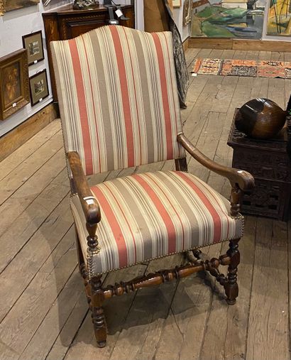 Paire de fauteuils en bois naturel garnis de tissu à rayures rouge et beige, reposant...