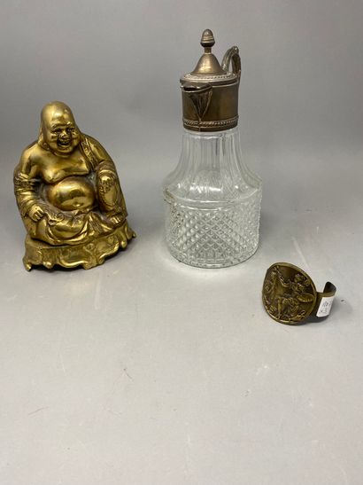 Lot comprenant : un Bouddha souriant en bronze, un bracelet en laiton  figurant une jeune femme peignant un oiseau et une verseuse en verre monture métal