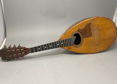 Getas, mandoline marquetée , accident et manque Getas, inlaid mandolin, accident...
