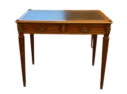Table à écrire en bois naturel ouvrant par deux tiroirs et reposant sur quatre pieds...