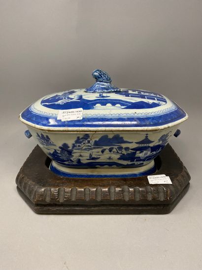 Soupière blanc bleu Chine Soup tureen white blue China 
landscape motif, seed and...