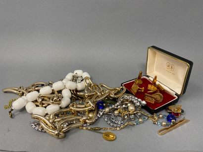 Lot de bijoux fantaisie avec boutons de manchettes plaqués or et broches, colliers...