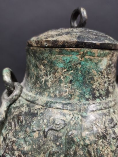 Vase rituel en bronze à décor en léger relief d'animaux mythique. Vase rituel en...